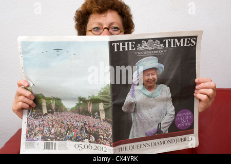 Femme lisant la fois (06/06/2012) Martin édition du jubilé de diamant de la Reine Banque D'Images