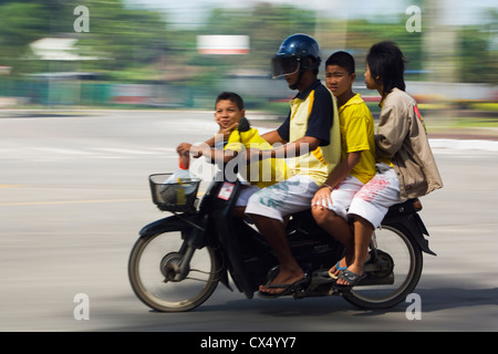 Moto dans les rues bondées de Phuket, Ko Phuket, Thaïlande Banque D'Images