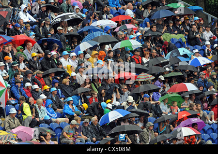 Parapluies sortir que heavy rain commence pendant la journée finale de cricket Twenty20 2012 au Stade Swalec à Cardiff Banque D'Images