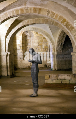 Antony Gormley 'Sound II' Sculpture dans la cathédrale de Winchester Crypt - Hampshire UK Banque D'Images