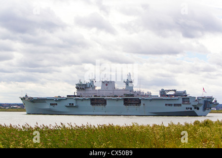 Le HMS Ocean, navire d'assaut amphibie, ouvrant la voie vers le bas Tamise après tour de service à Greenwich pendant les Jeux Olympiques de Londres. Banque D'Images