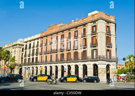 Les taxis sur rue dans Barcelone Catalogne Espagne ES Banque D'Images