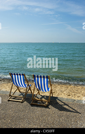 Deux chaises vides sur front de Southend Banque D'Images