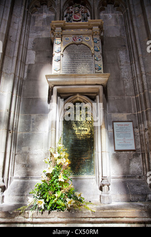 Mémorial de Jane Austen dans la fenêtre de la cathédrale de Winchester - Hampshire UK Banque D'Images