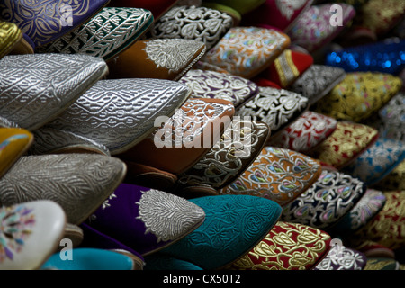 Chaussons marocains dans les souks, médina, Marrakech, Maroc, afrique du nord Banque D'Images