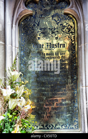 Mémorial de Jane Austen dans la fenêtre de la cathédrale de Winchester - Hampshire UK Banque D'Images