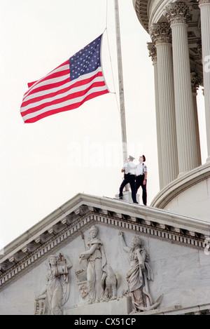 Capitole descendre le drapeau à Berne à la suite d'une fusillade qui a fait deux morts le 24 juillet 1998 à Washington, DC. Deux Capitole policiers ont été tués dans l'incident, une personne blessée et les tireurs isolés a été blessé et arrêté. Banque D'Images