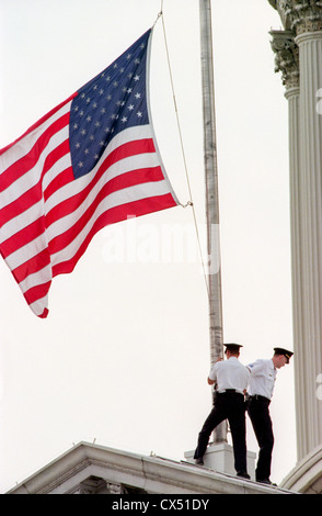 Capitole descendre le drapeau à Berne à la suite d'une fusillade qui a fait deux morts le 24 juillet 1998 à Washington, DC. Deux Capitole policiers ont été tués dans l'incident, une personne blessée et les tireurs isolés a été blessé et arrêté. Banque D'Images