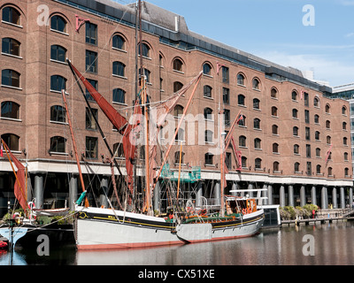 Le port de plaisance, des bateaux et des commerces à St Katherine Docks, London, UK Banque D'Images