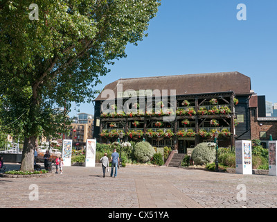 La marina de St Katherine Docks, Londres, Royaume-Uni Londres par le Tower Bridge Banque D'Images