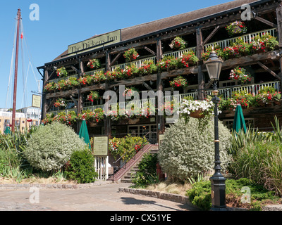 Le Dickens Inn à St Katherine Docks, Londres par le Tower Bridge Banque D'Images