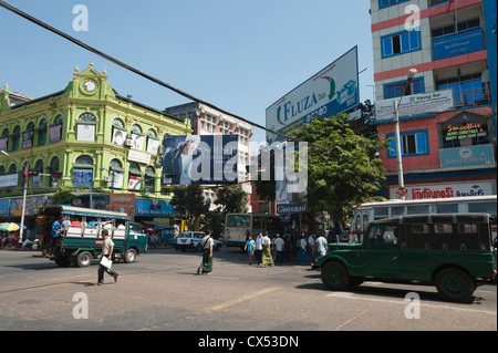 Intersection de route Maha Bandoola et Pansodan Street, Yangon (Rangoon), le Myanmar (Birmanie) Banque D'Images