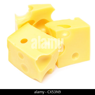 Des cubes de fromage isolated on white Banque D'Images