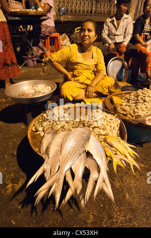 La vente des fruits de mer au marché Bogyoke Aung San, nuit à Yangon (Rangoon), le Myanmar (Birmanie) Banque D'Images