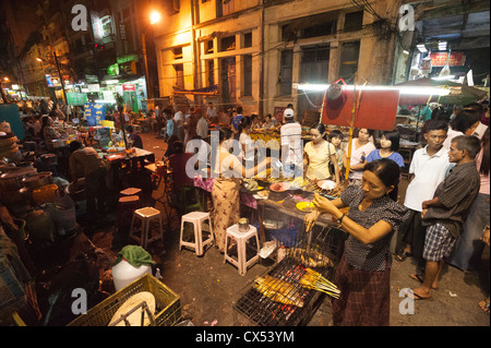 Marché Bogyoke Aung San, nuit à Yangon (Rangoon), le Myanmar (Birmanie) Banque D'Images