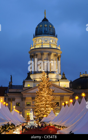 Winterzauber, Magie de Noël, marché de Noël sur la place de Gendarmenmarkt, Deutscher Dom, la cathédrale de Berlin, Germany, Europe Banque D'Images