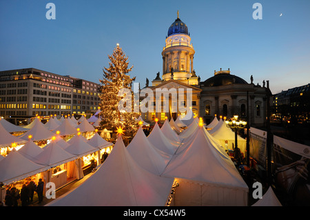 Winterzauber, Magie de Noël, marché de Noël sur la place de Gendarmenmarkt, Deutscher Dom, la cathédrale de Berlin, Germany, Europe Banque D'Images