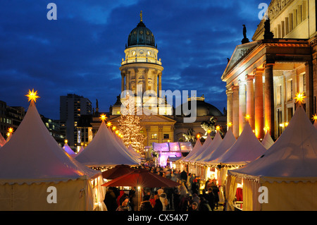 Winterzauber, marché de Noël sur la place de Gendarmenmarkt, Schauspielhaus, Deutscher Dom, la cathédrale de Berlin, Germany, Europe Banque D'Images