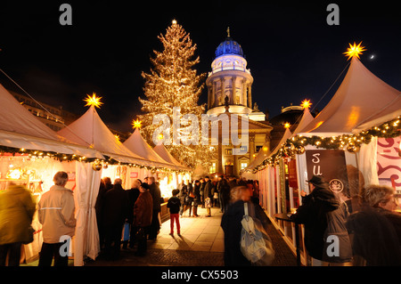 La magie de Noël, Winterzauber, marché de Noël sur la place de Gendarmenmarkt, Deutscher Dom, la cathédrale de Berlin, Allemagne, Banque D'Images