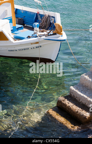 Bateau de pêche grec lié à Pserimos Bay Banque D'Images