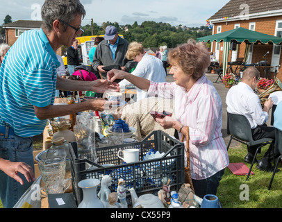 -A -BRIC BRAC STAND À LA FÊTE DE L'ÉGLISE AVEC LES CLIENTS GLOUCESTERSHIRE ENGLAND UK Banque D'Images