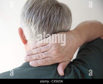 Vue arrière d'un homme met la main sur son mal au cou Banque D'Images