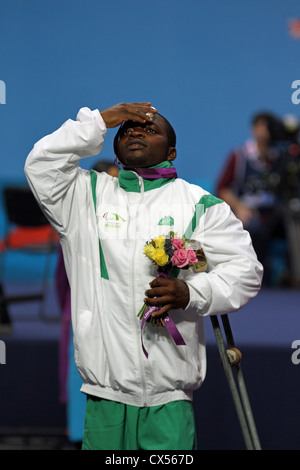 Anthony Ulonnam du Nigéria a remporté la médaille d'argent au concours de dynamophilie mens 56kg à la London 2012 Jeux paralympiques Banque D'Images