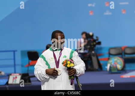 Anthony Ulonnam du Nigéria a remporté la médaille d'argent au concours de dynamophilie mens 56kg à la London 2012 Jeux paralympiques Banque D'Images