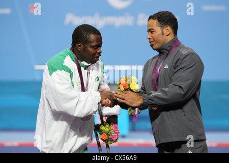 Anthony Ulonnam du Nigéria remportant la médaille d'argent et de Sherif Othman de Egypte gagner l'or dans l'haltérophilie 56kg hommes Banque D'Images