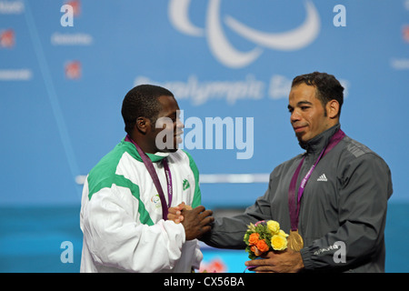 Anthony Ulonnam du Nigéria remportant la médaille d'argent et de Sherif Othman de Egypte gagner l'or dans la mens 56kg dynamophilie co Banque D'Images