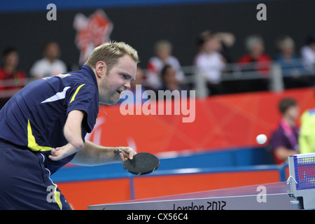 Fredrik Andersson de la Suède (classe 10) dans le tennis de table à l'Excel arena au les Jeux Paralympiques de 2012 à Londres Banque D'Images