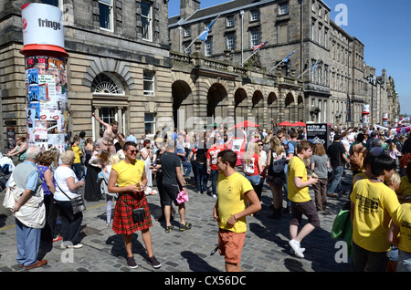 Les festivaliers et les artistes se mêlent sur le Royal Mile à l'assemblée annuelle de l'Edinburgh Fringe Festival. Banque D'Images