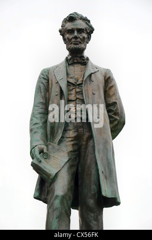 La statue en bronze d'Abraham Lincoln se détache sur un ciel dépourvu de blanc dans le vieux cimetière de Calton, Édimbourg, Écosse. Banque D'Images