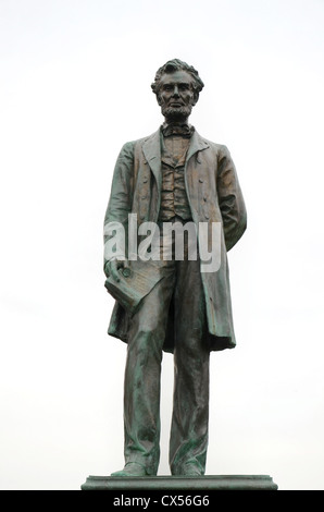 La statue en bronze d'Abraham Lincoln se détache sur un ciel dépourvu de blanc dans le vieux cimetière de Calton, Édimbourg, Écosse. Banque D'Images