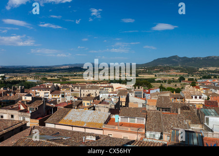 Vue de dessus sur la petite ville espagnole en Costa Dorada Banque D'Images