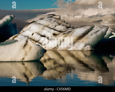 Formations des icebergs détachés des le glacier Breidamerkurjokull, partie de la Parc national du Vatnajökull. L'Islande, Jokulsarlon Banque D'Images