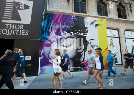 Un panneau sur un hangar de construction annonce la future maison d'un magasin de cosmétiques MAC l Banque D'Images