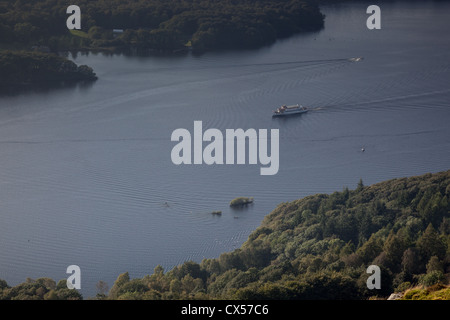 Reflétant la lumière du soleil sur un bateau de plaisance sur Windermere, vus de l'Gummer, comment près de Newby Bridge, Lake District, Cumbria Banque D'Images