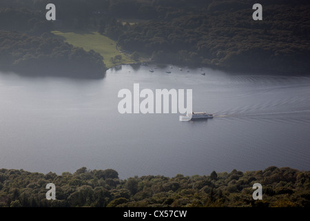 Reflétant la lumière du soleil sur un bateau de plaisance sur Windermere, vus de l'Gummer, comment près de Newby Bridge, Lake District, Cumbria Banque D'Images