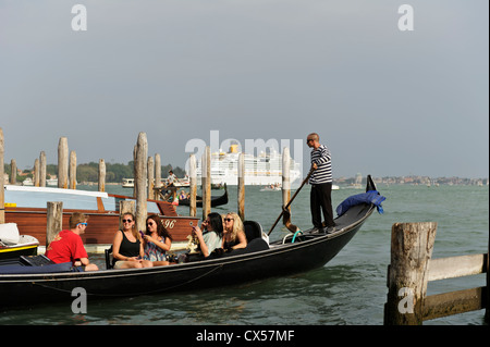 La voile le long du Grand Canal, Venise, Italie. Banque D'Images