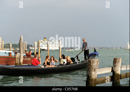 La voile le long du Grand Canal, Venise, Italie. Banque D'Images