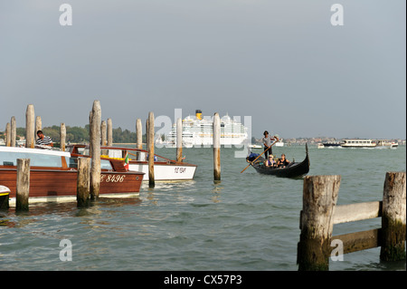 La voile le long du Grand Canal, Venise, Italie. Banque D'Images