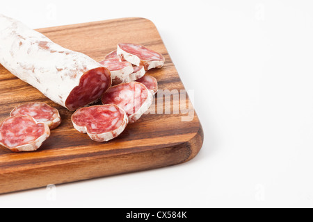 Saucisses traditionnelles espagnoles culinaire avec des grains de poivre sur fond texturé en bois Banque D'Images