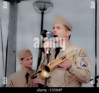 Le chanteur et le trompettiste dans un petit groupe de jazz, jouant de la musique live Banque D'Images