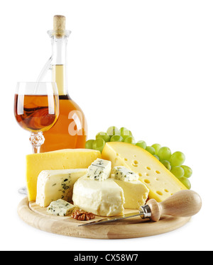 Vin de raisin avec différents types de fromage isolé sur fond blanc Banque D'Images