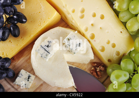 Différents types de fromage et de raisins gros plan de composition. Banque D'Images