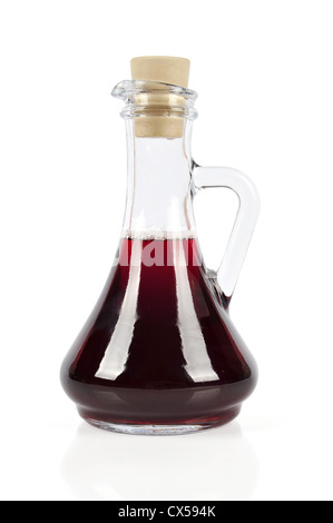 Carafe avec le vinaigre de vin rouge isolé sur fond blanc. Chemin de détourage inclus Banque D'Images