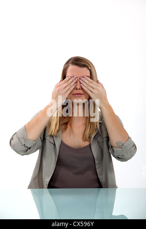 Woman covering her eyes Banque D'Images