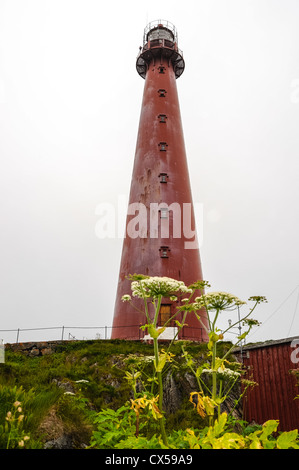 La Norvège, Vesteraalen. Andøya est la plus septentrionale des îles de l'archipel des Vesterålen sans petrole. Le phare rouge à Andenes. Banque D'Images