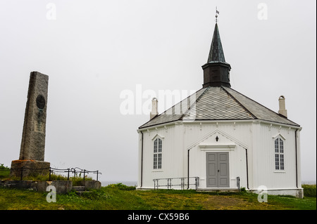 La Norvège, Vesteraalen. Église Dverberg est situé à Dverberg sur d'Andøya. L'église est un bâtiment en bois octogonale à partir de 1843. Banque D'Images